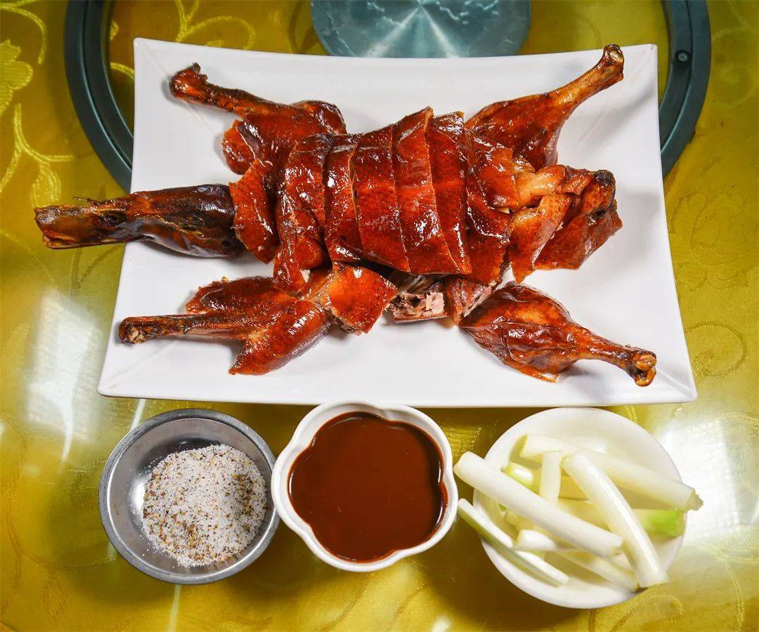 宜良烤鸭,当地称宜良烧鸭,是云南省经典的地方传统名肴.