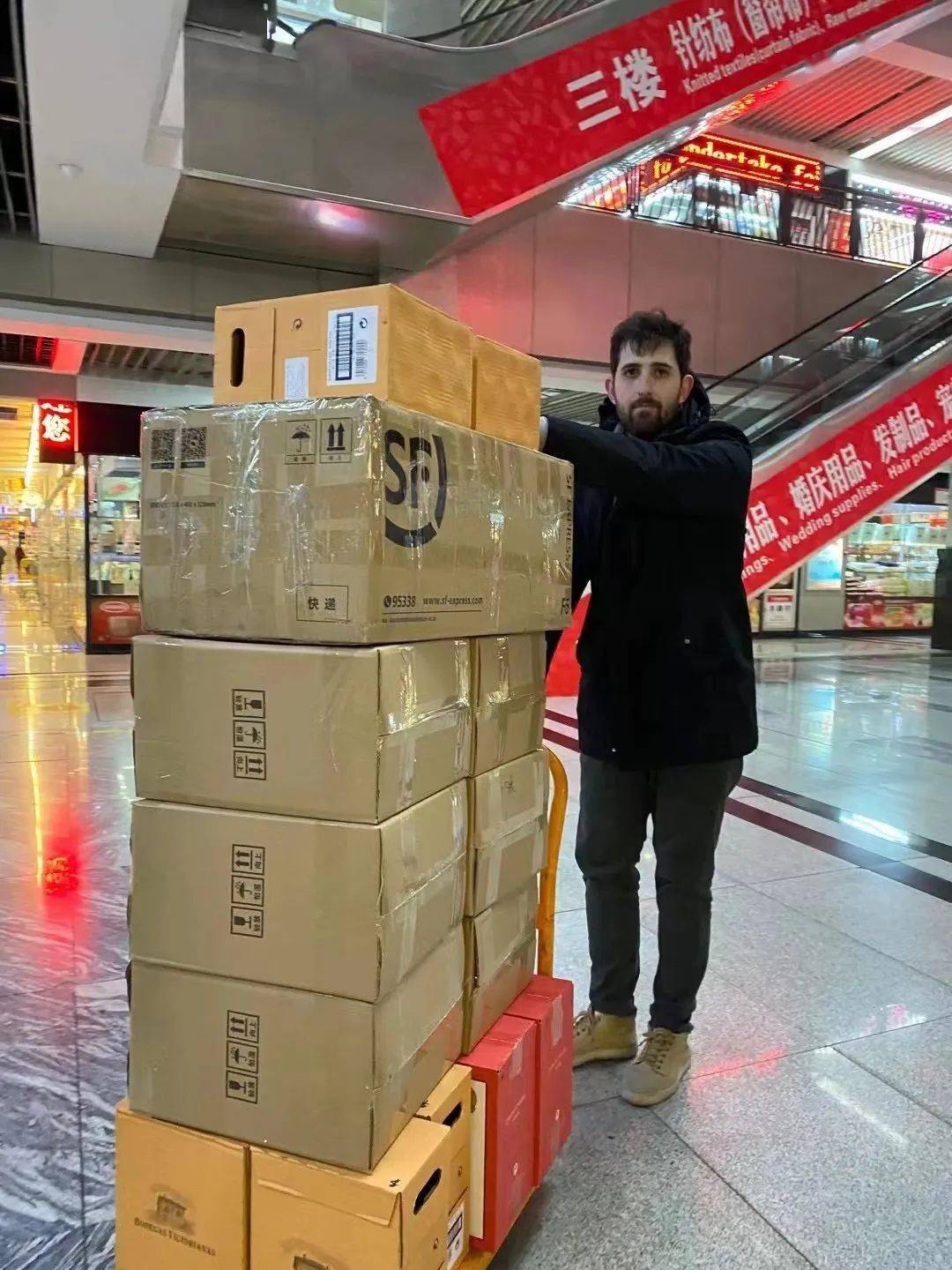 跨越两万六千里2022/09/052008年,18岁的江西女孩杨赛君只身一人远赴