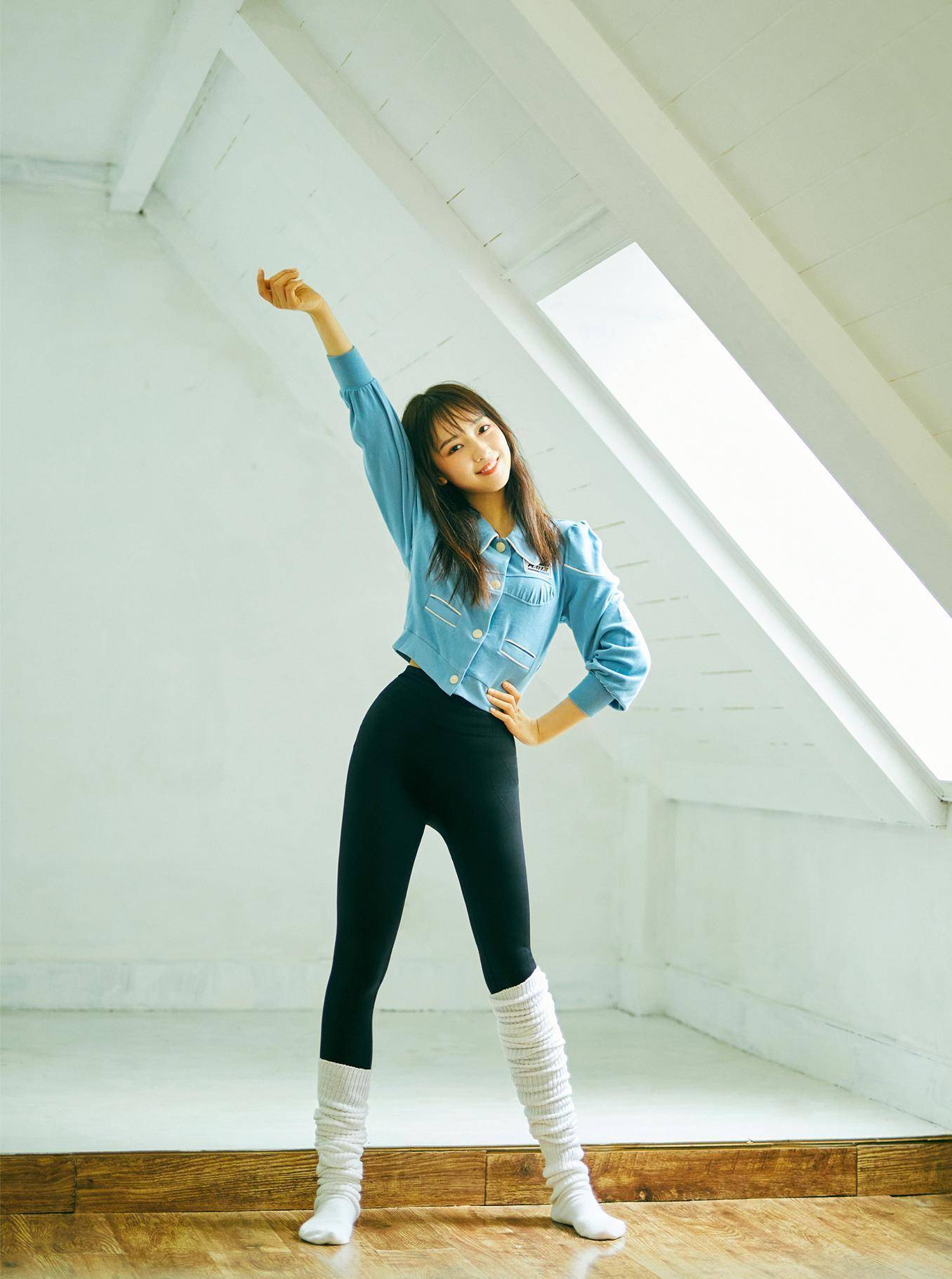 身材好就是任性,秦牛正威黑色健美裤外穿,配娃娃领外套好清纯_裙子