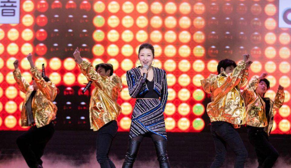 50岁孙悦高调复出,穿露腰装扎高马尾状态真好,靴子直接当裤子穿_造型