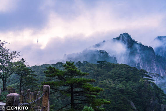 安徽黄山：雨过天晴 云蒸霞蔚