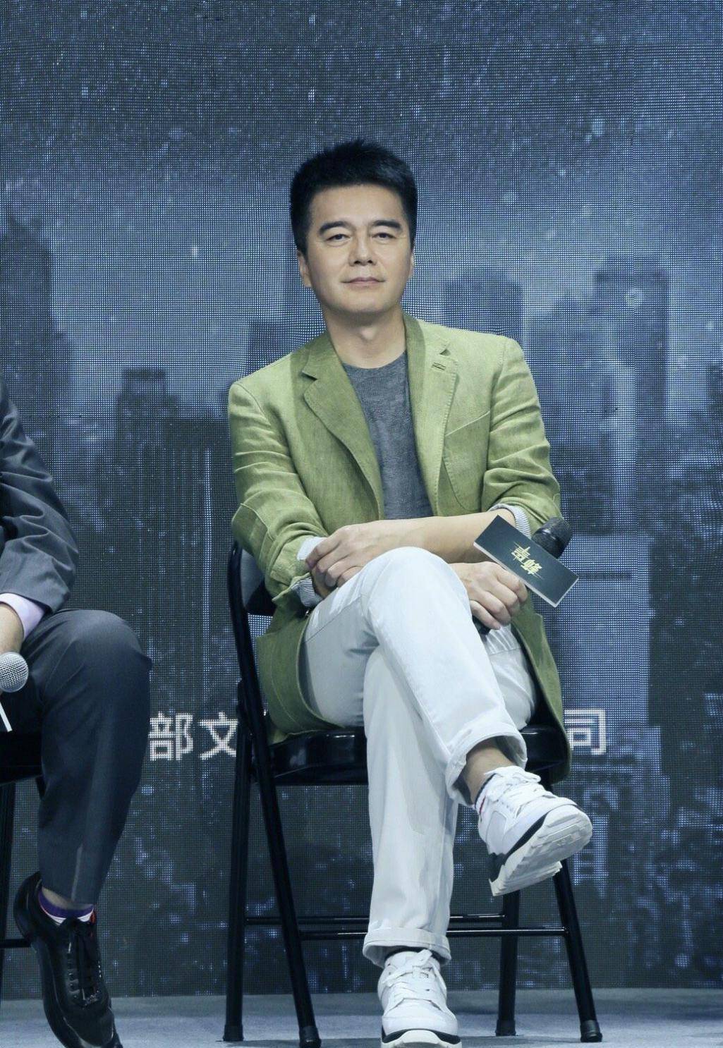 老戏骨许亚军又晒娃,大儿子颜值高太帅气,小儿子奋笔疾书是学霸_生活