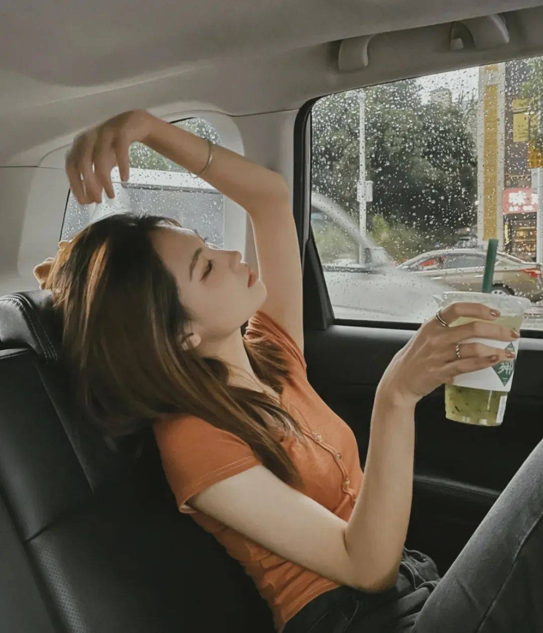 烧肉味兒@黎千千nico假装撩头发其实是个很实用的pose,不仅能起到