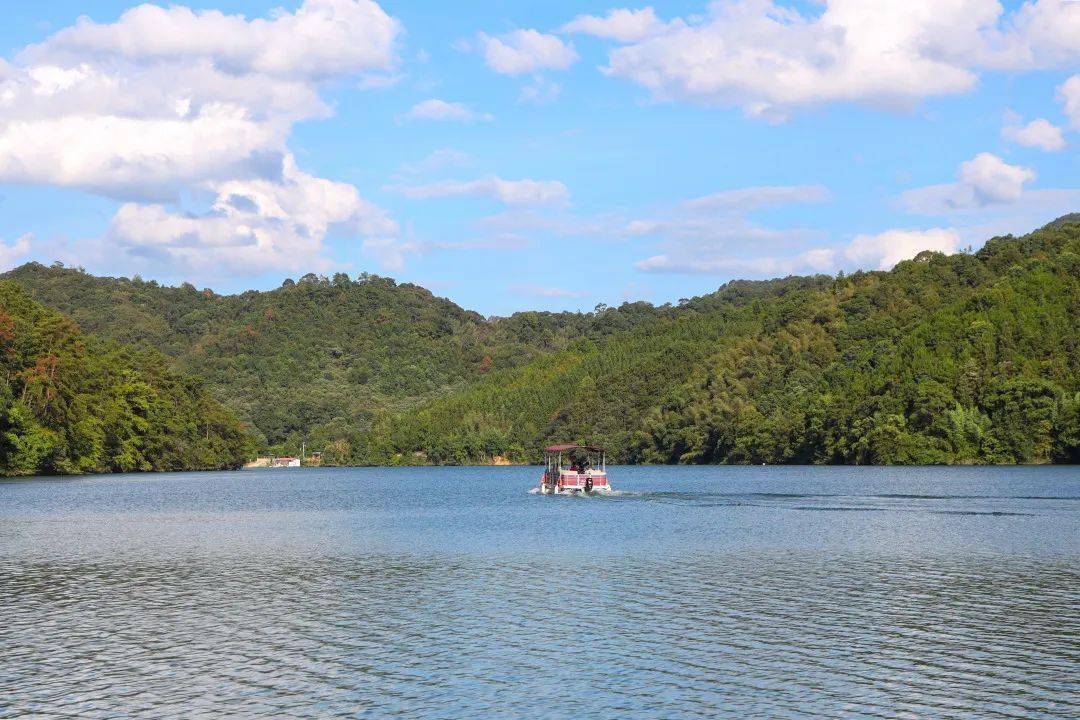 这个假期 “红色旅游”“赏秋出行”火热