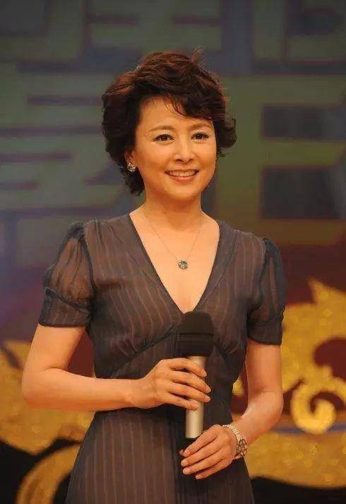 62岁张瑜录节目,穿法式波点裙气质好高贵,自然老去的样子真美_时尚