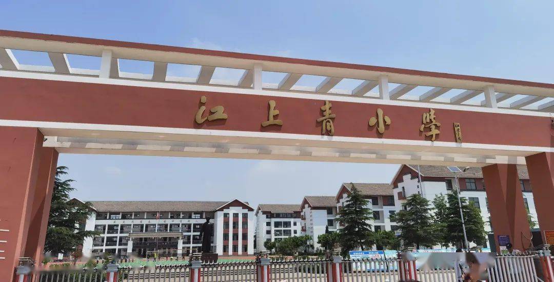 6月20日上午,团队在与江上青小学沟通后,进入该校,给五年(1)班学生