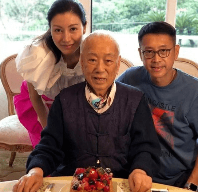 而许晋亨与大美女李嘉欣结婚后,只育有独子许建彤一人,所以许建彤也是