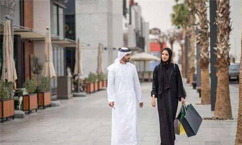 迪拜街头遇到穿黑袍的女人，千万不要上前搭话，否则后悔都来不及