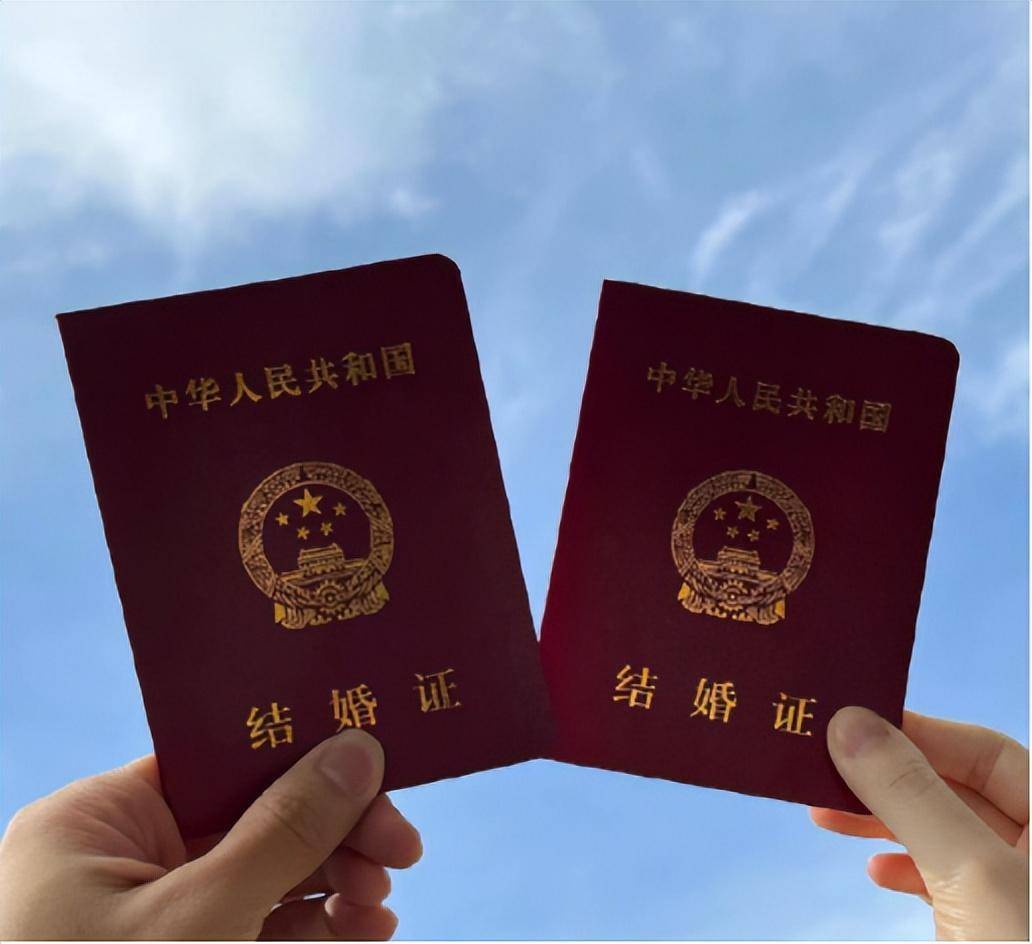 唯你不变" ,7月10号 13:14分,许魏洲在社交平台更新状态,晒出结婚证