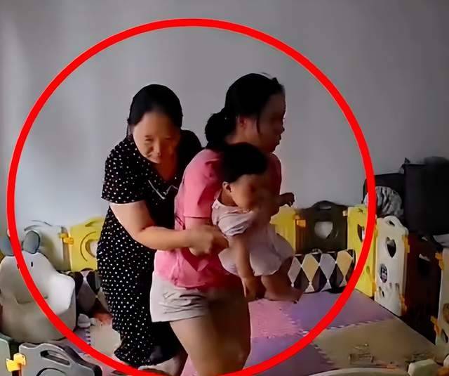 地震瞬间女子抱住孩子的同时也被妈妈抱住,当事人:母爱本能,不管多大都是妈妈的孩子_监控_蔡女士_回看