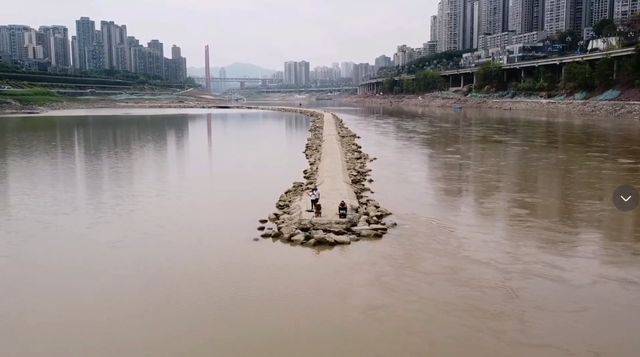 重庆嘉陵江水位创新低，河床惊现“江中公路”，结构简单意义很大
