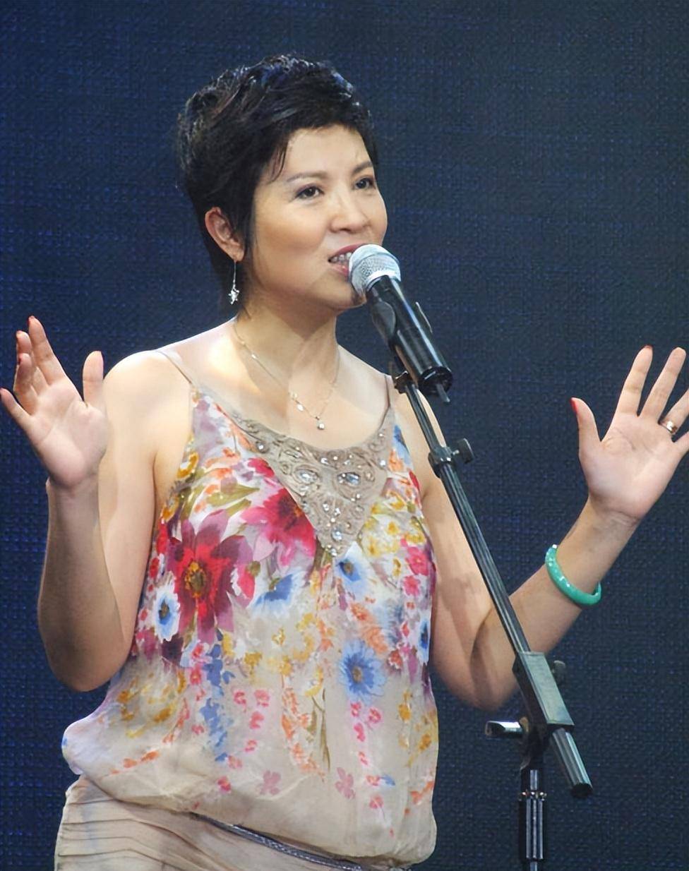 歌手杭天琪:二婚嫁小13岁老公,47岁高龄生子,如今她幸福吗?