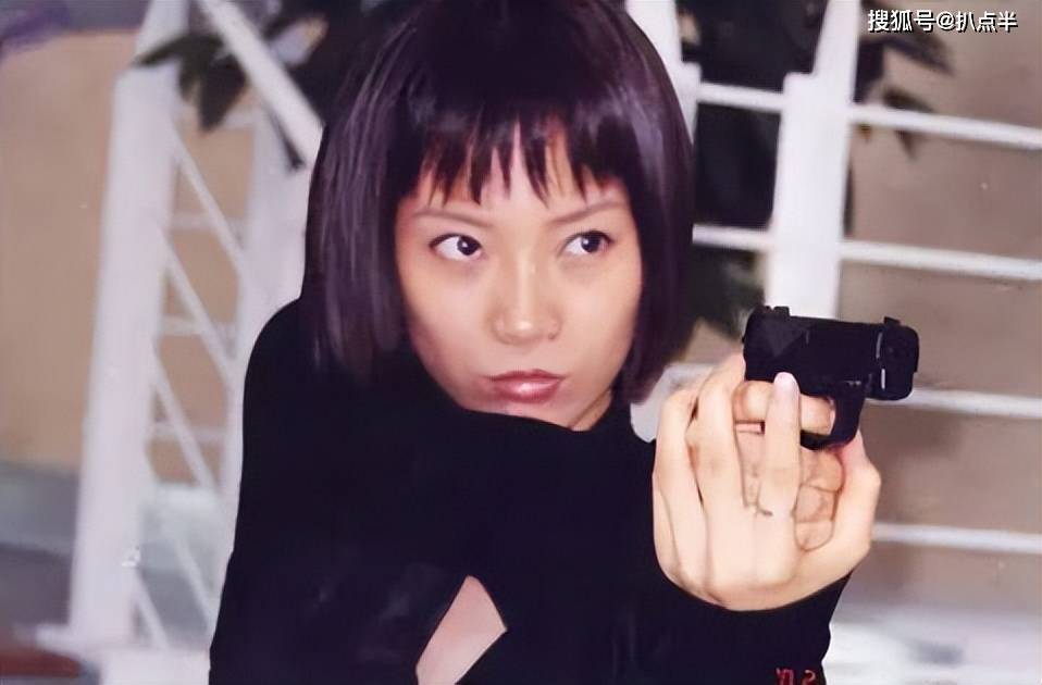 两年后,陈数主演了刑侦剧《铿锵玫瑰》,这是一部讲述初出茅庐的女警们