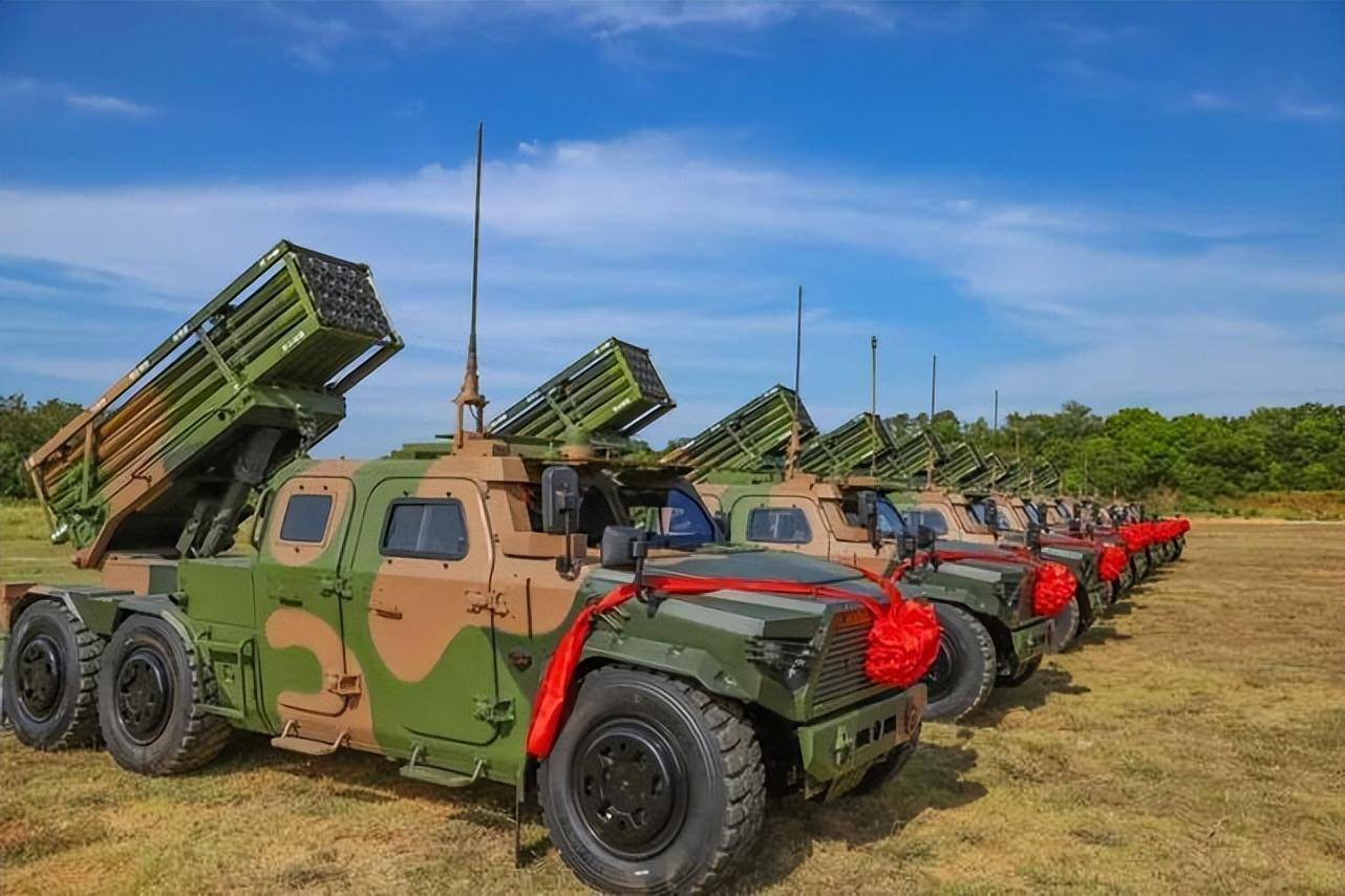 我军装备轻型模块化火箭炮,披挂大红花,兵哥哥太帅气_猛士_机动_图片