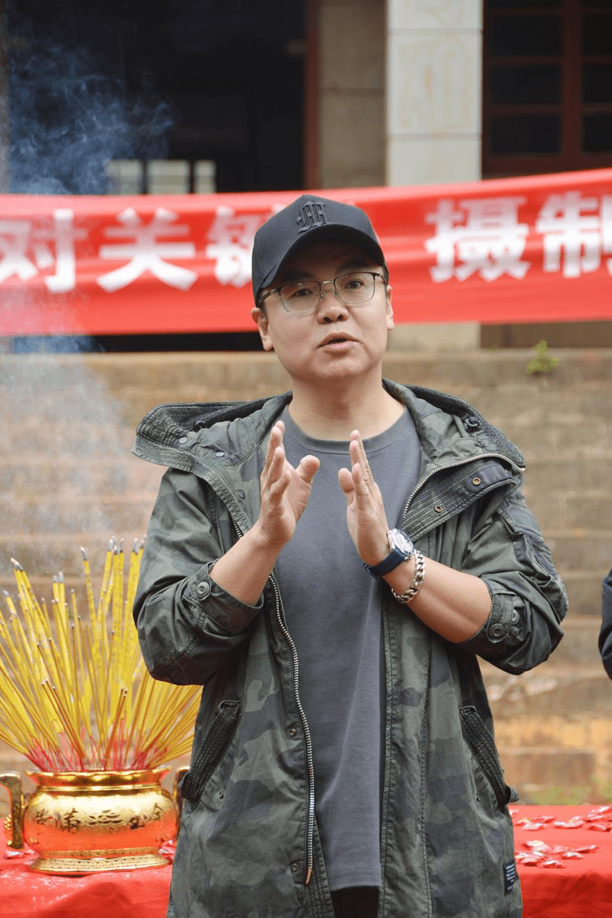 《1982·绝对关键》由王泽坤,张志超担任制片人,国家深资导演王振任