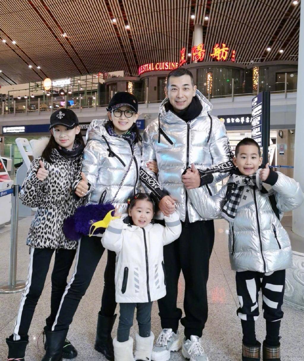 赵文卓节日晒全家福,大女儿穿吊带露脐装好时尚,美成娇妻翻版_身材