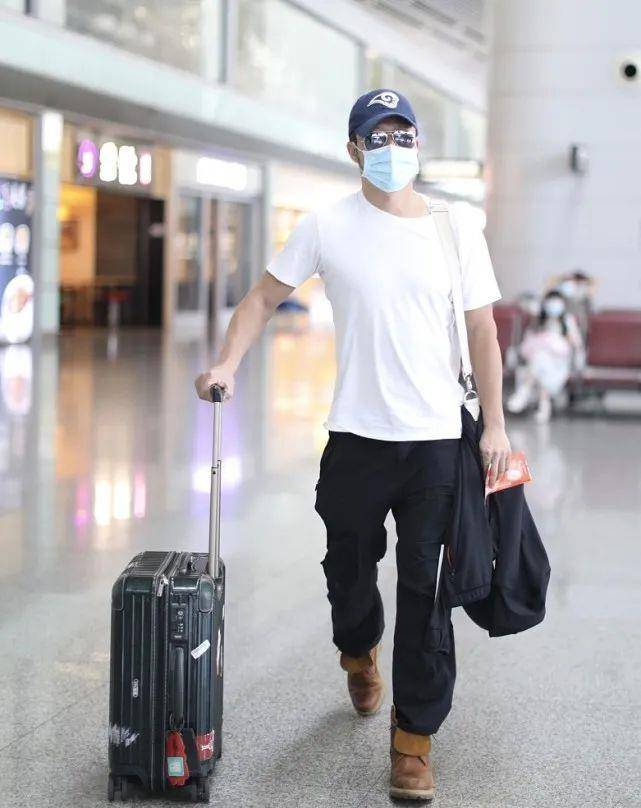 吴京打造硬汉风,白t 皮靴男人味十足,这样穿百搭时髦_造型_版型_色调