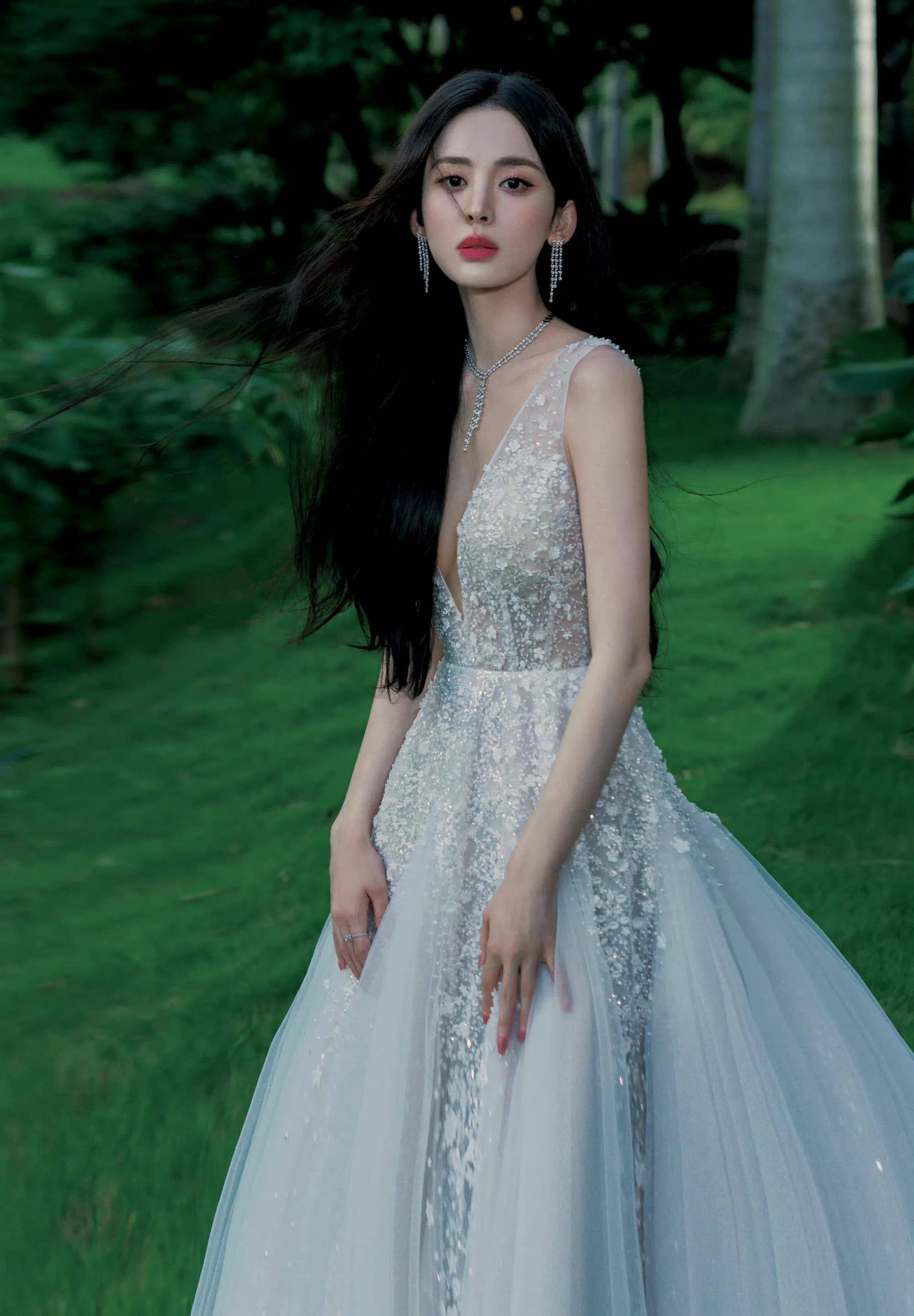 古力娜扎晶钻长裙造型,身材火辣,美艳迷人