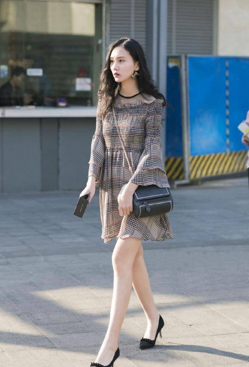 路人街拍,穿红色薄纱碎花连衣裙,很有都市丽人的时髦气场_气质_的设计