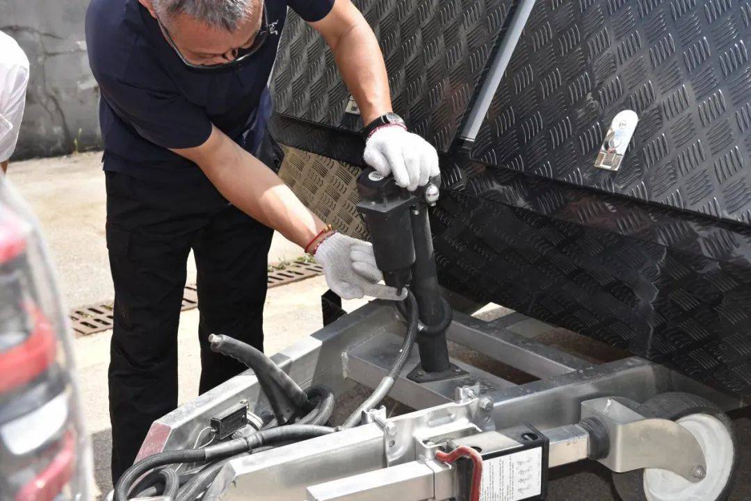 5吨拖车的资质,并配有后牵引装置和拖车取电接口,理论上小至摩托车