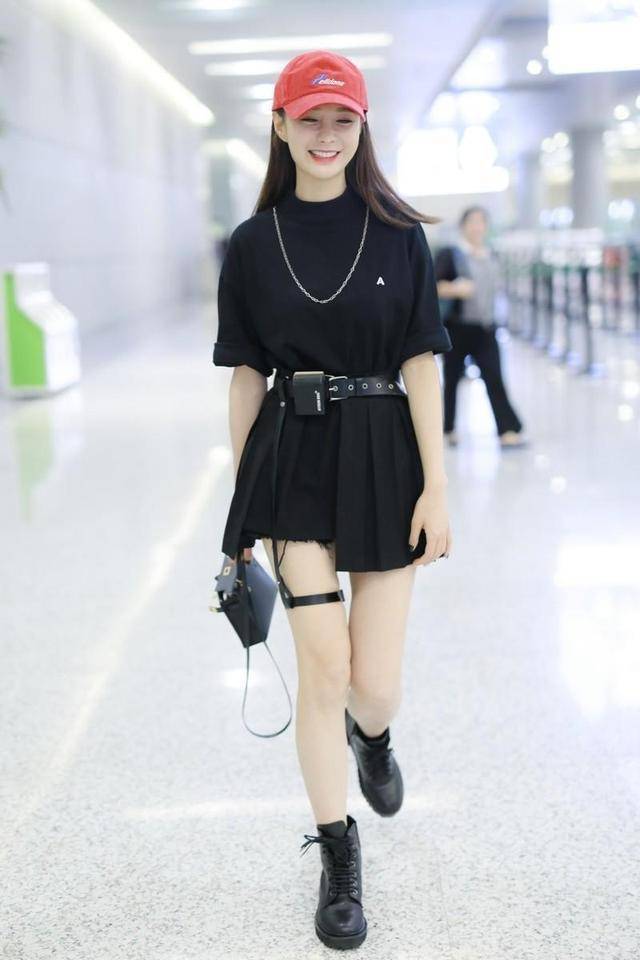 沈梦辰好时髦,裙子只穿半边,皮带绑大腿勒出痕,一身黑嫩似00后_造型