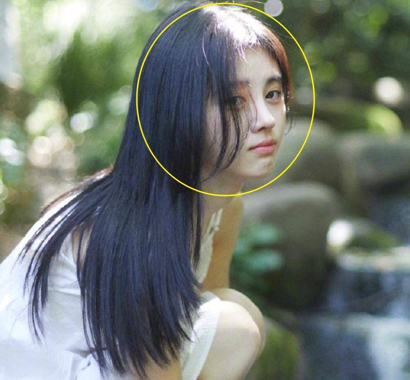 鞠婧祎穿小白裙好清纯,妆容终于不再千篇一律,透光的鼻子成焦点_因为