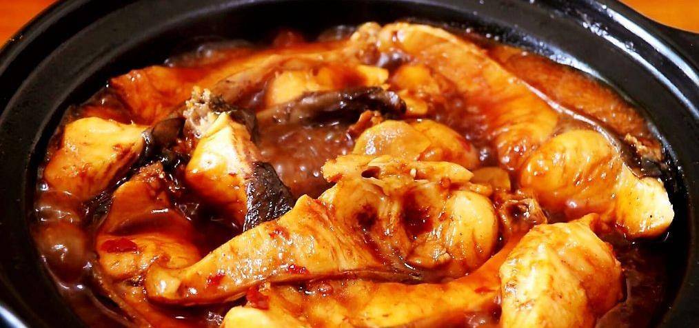 这是焖鱼块的做法,不加一滴水,用啤酒焖的吃着更香,一点都不腥_红线椒