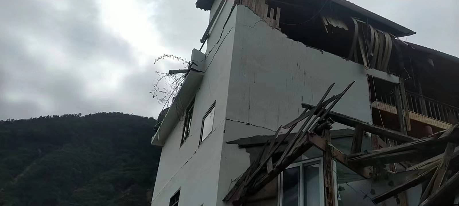 震中磨西镇客栈老板自述：房屋全部被毁，幸好没住人，让救援队先吃饭