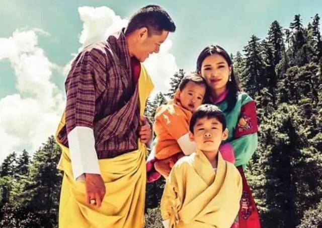 不丹王室全家福出炉，一家四口其乐融融，二王子越来越像佩玛