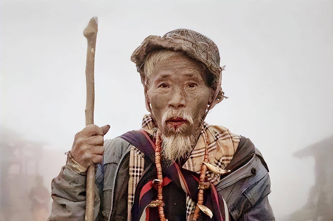 这群奇人竟然是一群乞丐,这群乞丐中有位领头人,长得矮小黑胖,留着不