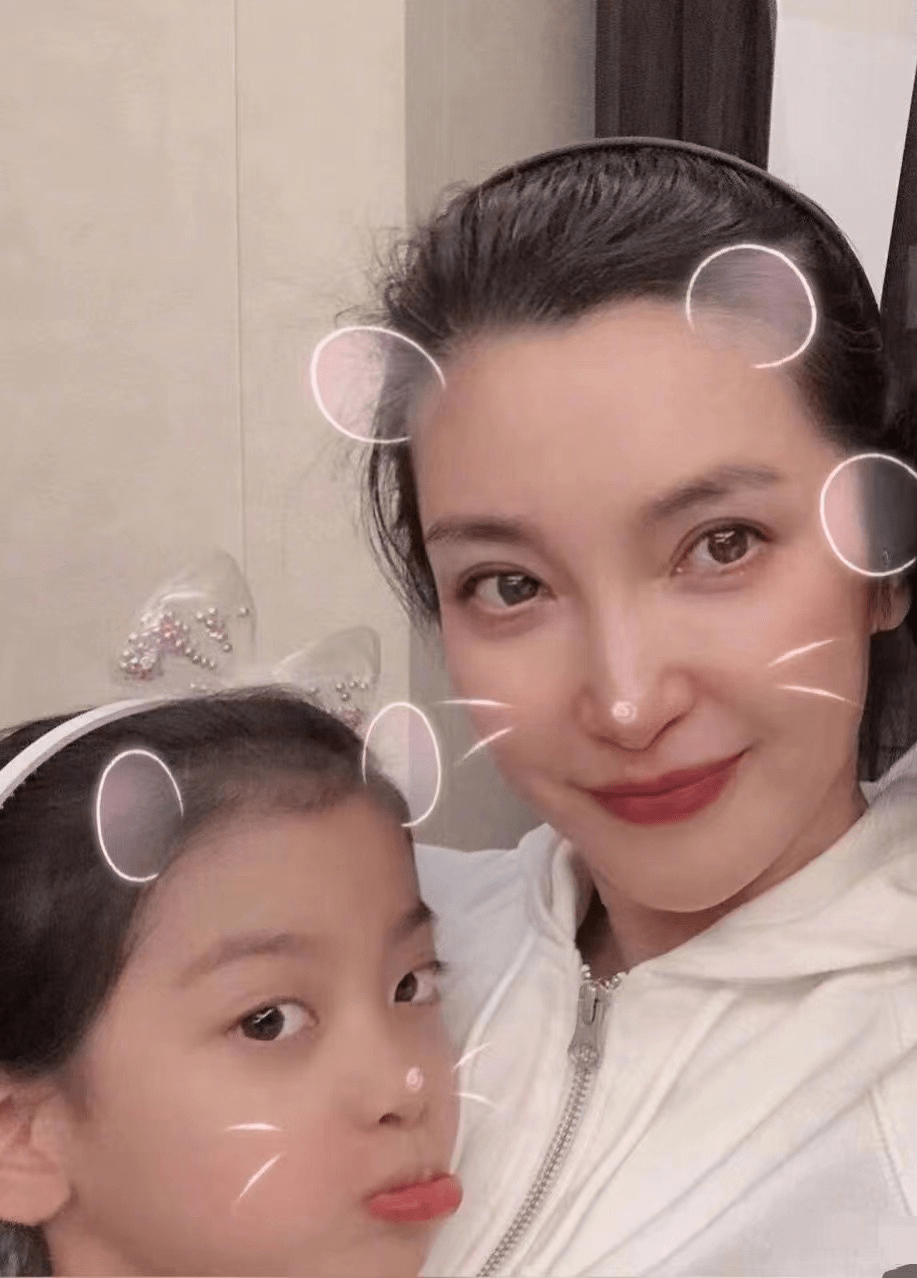 49岁李冰冰晒美照庆生,素颜白皙水润似少女,俩外甥高颜值如亲生_贺卡