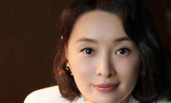 在《小舍得》里扮演霸气区长,在新剧中与靳东合作,吴越的演技有多好?