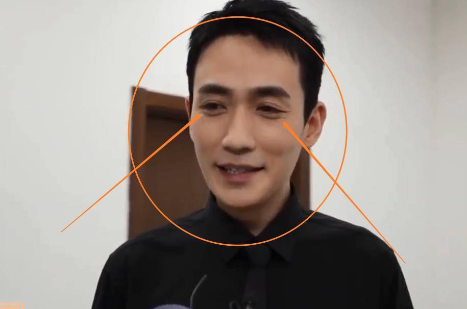 就能看到他眼睛周围的皱纹要更明显一点,也让人不禁疑问到朱一龙这