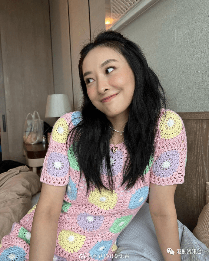 陈滢新相酒店房内床上留影!连身裙过短网民忧心:小心走光_留言_资讯_何雁诗