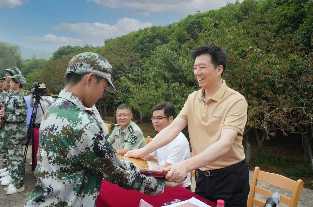 澄潭中学2022级新生军训圆满完成_高一_班级_李辛甫