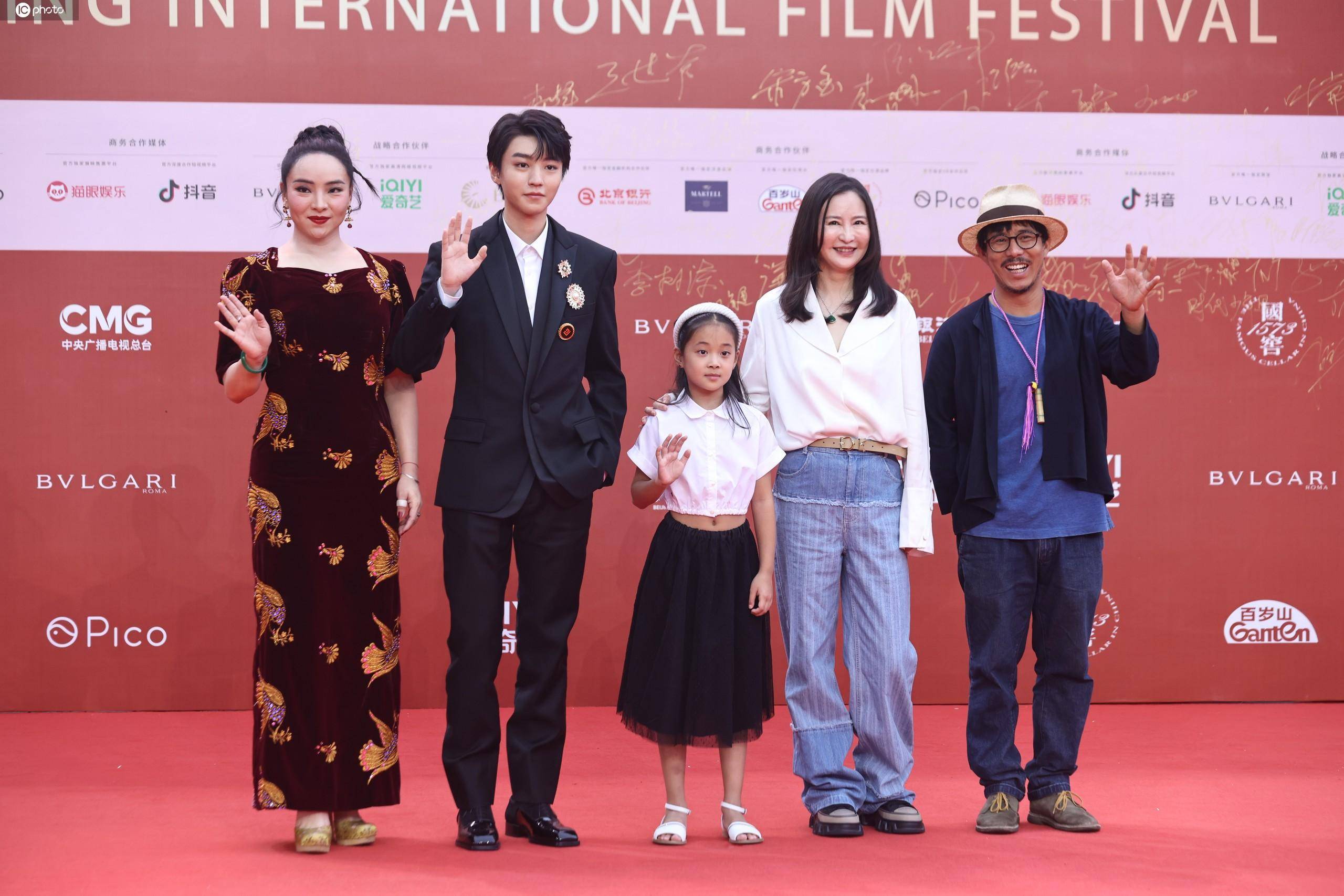 第12届北影节开幕红毯星光熠熠,葛优王俊凯同框,姚晨马丽等争艳