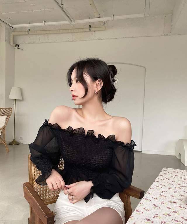 肩膀好看的女生多穿一字肩衬衫,轻松展露直角肩,颇有女神范儿_短裤