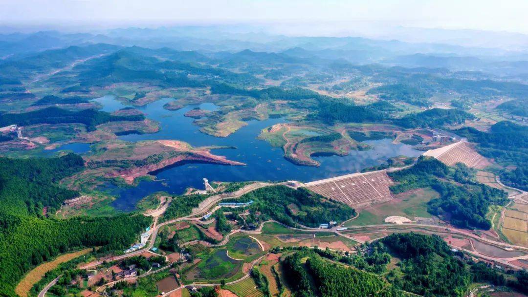 何恩 摄周霖临先后到白鹤林水库枢纽观景平台和西梓干渠延长段玉凤山