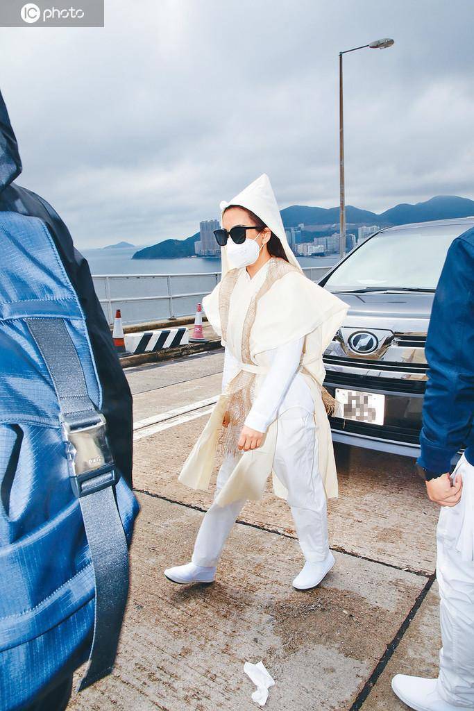 郭富城身穿孝服手捧母亲遗照,紧随棺木走上山,太太方媛披麻戴孝现身