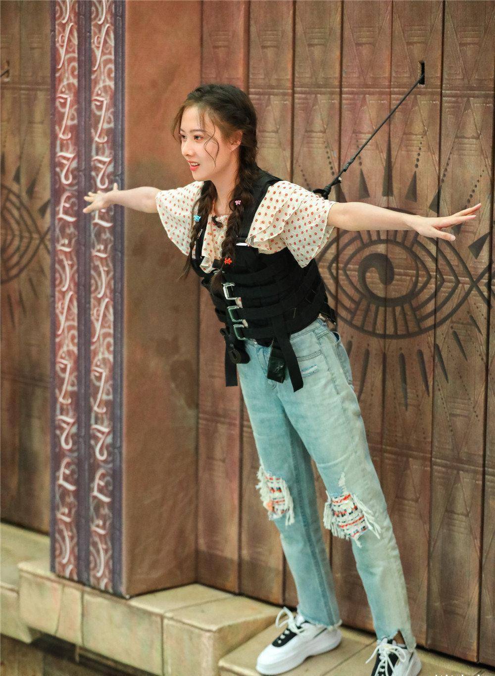 曹曦月把长发扎起了可爱的双麻花辫,细碎的刘海下,露出本来就好看的