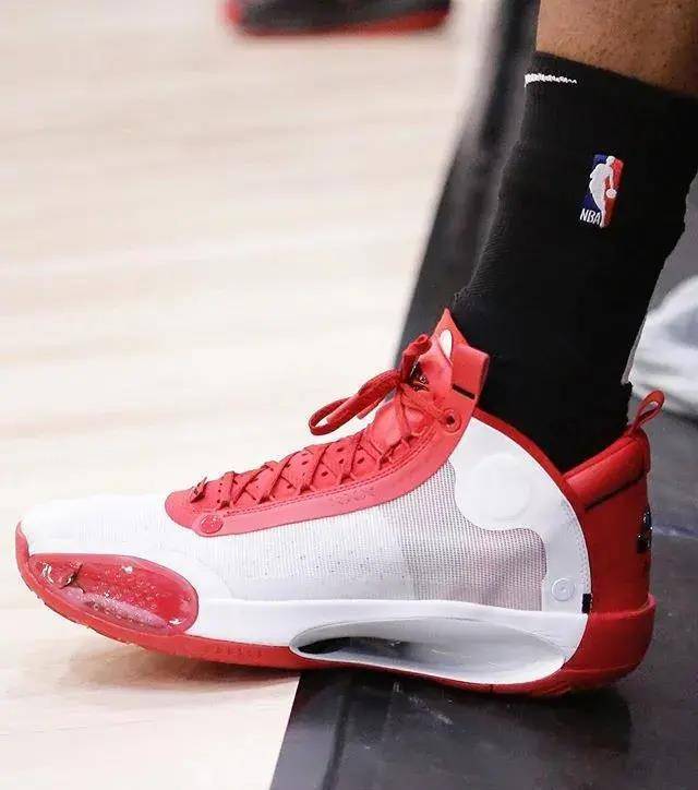 6 pe开拓者的利拉德上脚:浓眉是真爱科比的球鞋啊黑白的配色很耐看