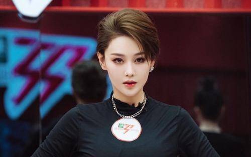 张馨予晒与董洁互动视频,搞怪模仿表情包,粉丝留言:别和她玩!