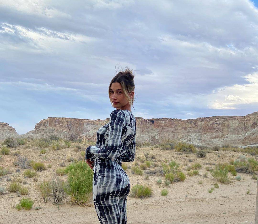 海莉穿皮裤搭风衣变精致女孩,比伯晒两人接吻美照,献不变真心_鲍德温