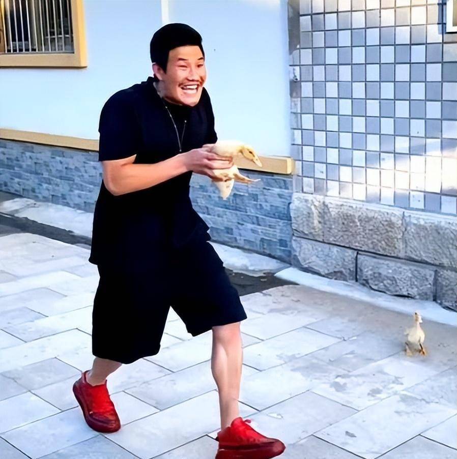嘎子谢孟伟入戏太深,麻绳勒脖子表情扭曲,被演员用剪刀抵住肩膀_直播