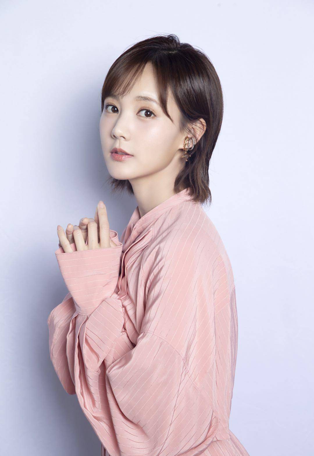 夏季常选穿搭必有粉色look,李一桐甜而不腻的look教