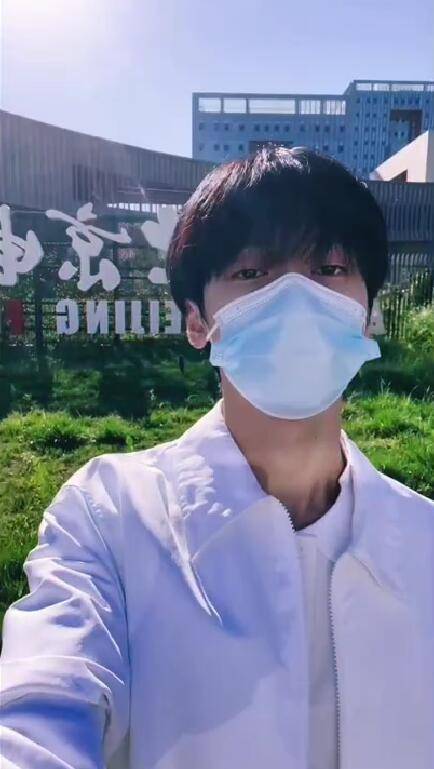 严浩翔分享北电开学vlog,四处漫游对镜比耶帅气满分_口罩_风景_校园