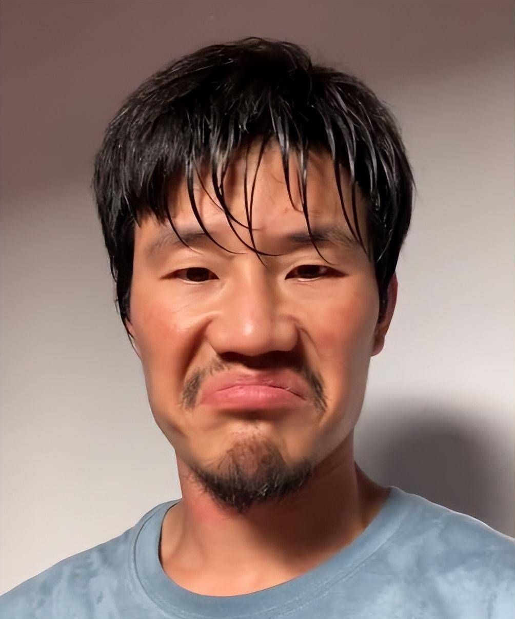 嘎子谢孟伟入戏太深,麻绳勒脖子表情扭曲,被演员用剪刀抵住肩膀_直播