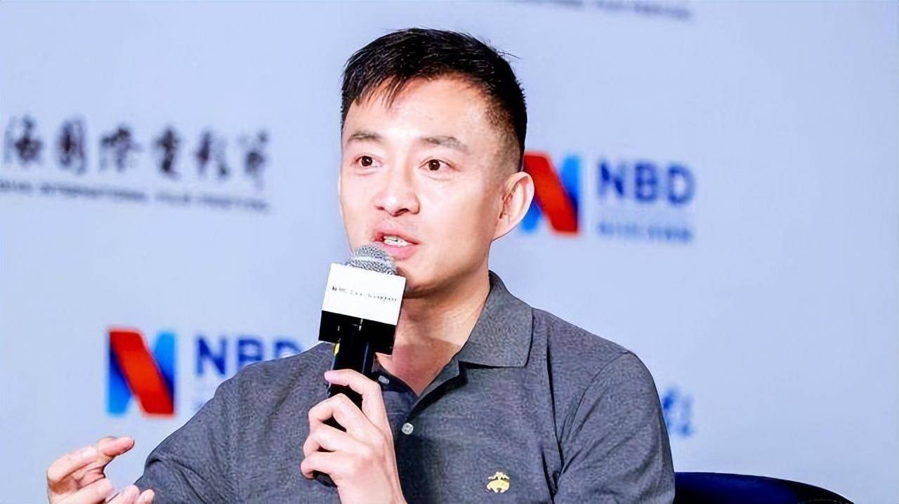 51岁前电视主持人亚宁近照,多年之后,满头白发还是那么的帅_主理_本人