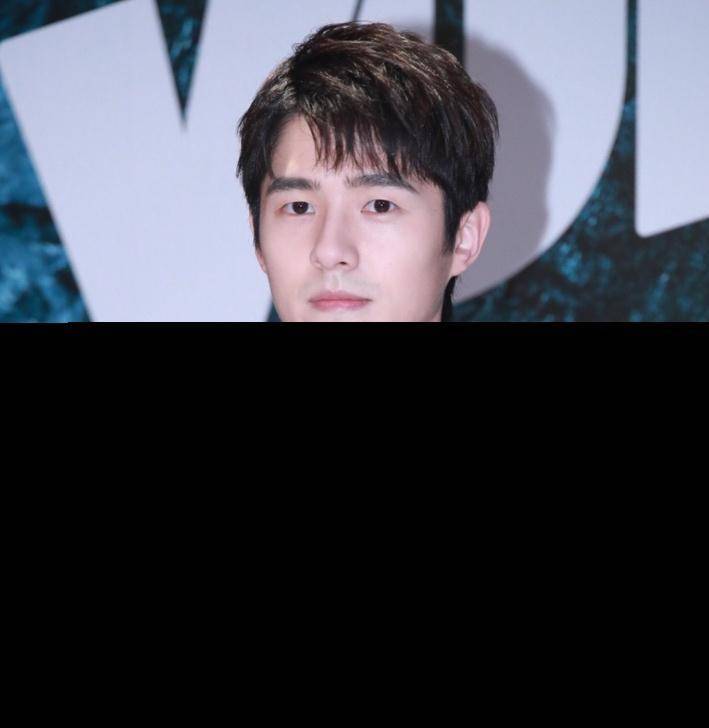 刘昊然活动生图上热搜,穿西装绅士又温柔,侧颜精致超有氛围感_气质