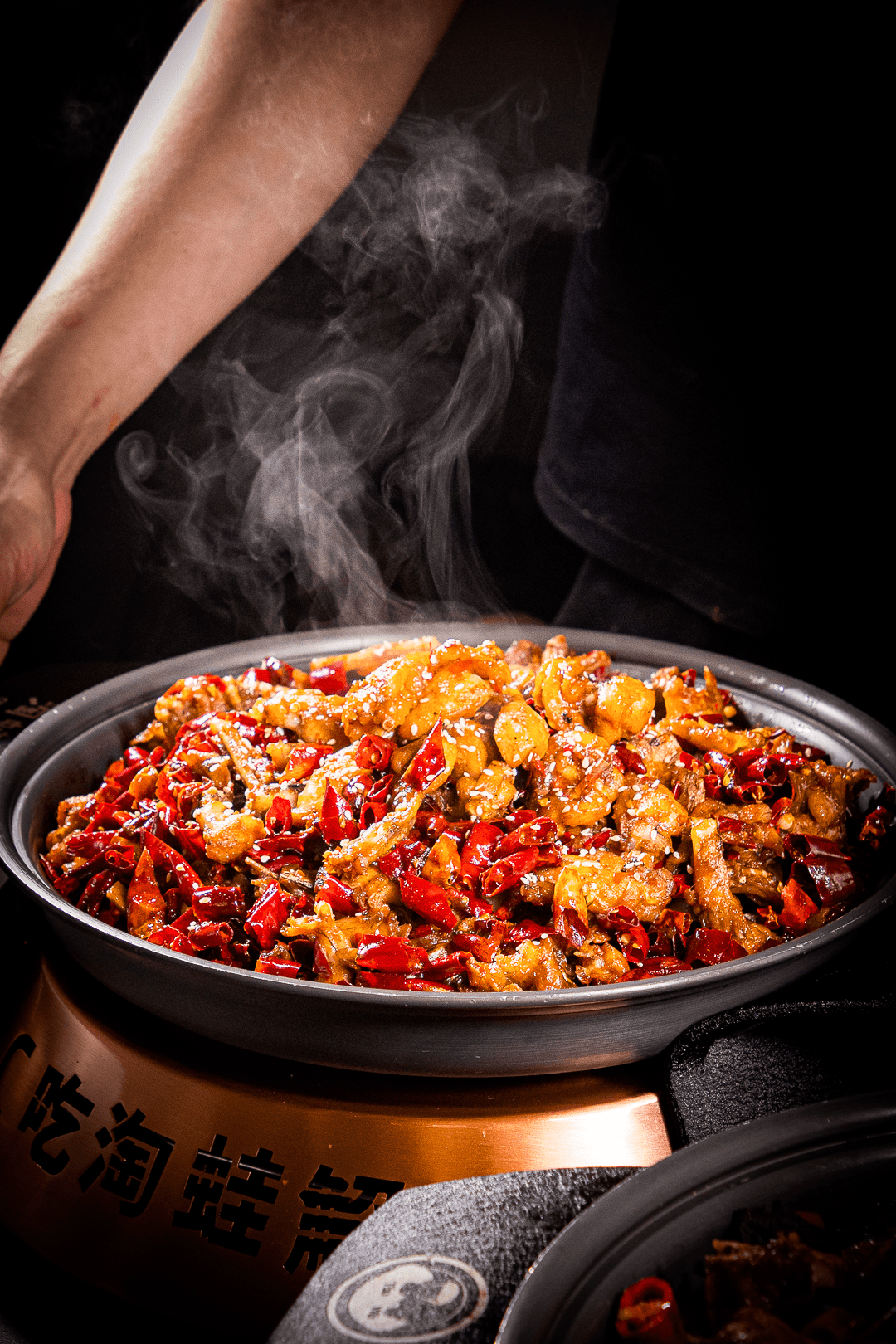 "人气蛙锅就是无辣不欢"◎ 香辣牛蛙 ◎随便挑一只蛙腿肉,都是"健身